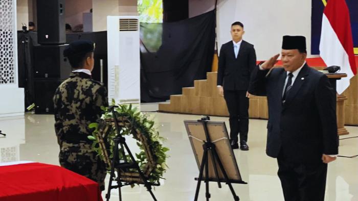 Wakil Menteri KKP Didit Herdiawan (kanan) memberi penghormatan terakhir kepada Alm. Ferry Irawan, Alm. Yoga Naufal, dan Alm. Capt. Andy Dahananto yang merupakan korban kecelakaan pesawat ATR 42-500. di Auditorium Madidihang AUP Kelautan dan Perikanan Pasar Minggu, Jakarta, Minggu (25/1/2026). (ANTARA/Putu Indah Savitri)