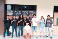 Tim Resmob saat Foto bersama dengan Terduga pelaku usai penangkapan. Foto Humas Polres Kotamobagu