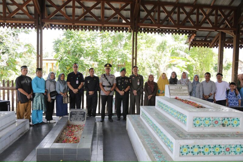 Wali Kota bersama Rombongan saat Ziarah ke makam 