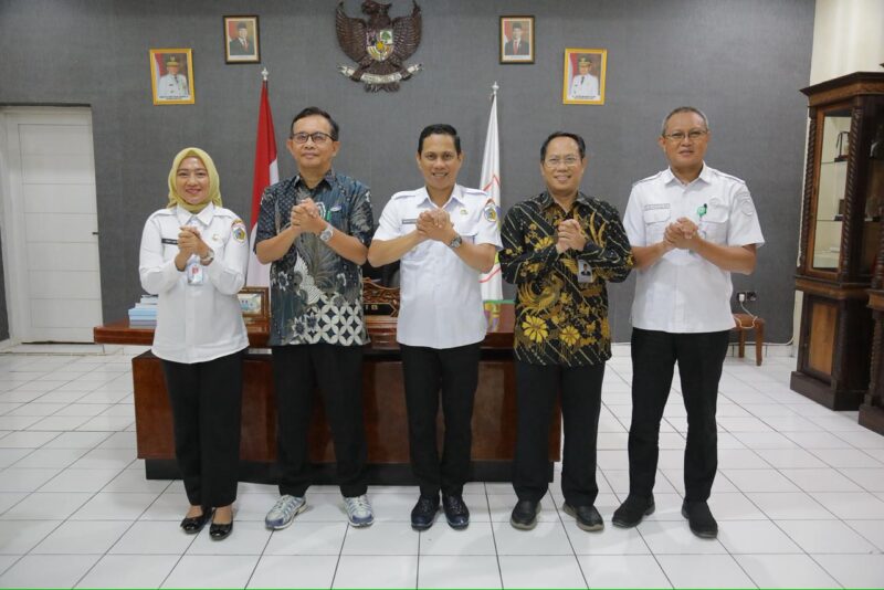 Foto Bersama Wali Kota Kotamobagu dan Kepala BPKP Perwakilan Sulut, Foto Kominfo KK