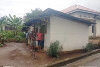 Foto bersama keluarga Ruswadi di Depan Rumah Kontrakannya sepulang dari Rumah Sakit Pratama Boltim Foto Hendra.