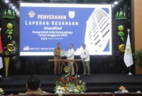 Penyerahan LKPD tahun 2025 Oleh Wali Kota Kotamobagu ke BPK RI Perwakilan Sulut. (Foto Istimewa)