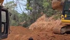 Pj Sangadi Atoga Timur saat menghentikan Aktivitas PETI di Lokasi Mintu (Foto  Istimewa)
