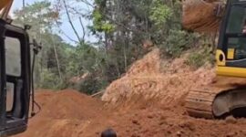 Pj Sangadi Atoga Timur saat menghentikan Aktivitas PETI di Lokasi Mintu (Foto  Istimewa)