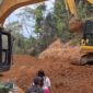 Pj Sangadi Atoga Timur saat menghentikan Aktivitas PETI di Lokasi Mintu (Foto  Istimewa)