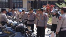 Kapolres Kotamobagu AKBP Abdul Kholik Saat memeriksa Kendaraan Dinas Anggota