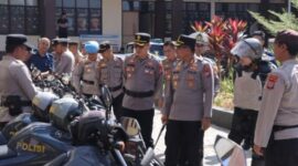 Kapolres Kotamobagu AKBP Abdul Kholik Saat memeriksa Kendaraan Dinas Anggota