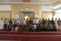 Foto Bersama usai Salat jumat di Masjid Al Sobirin Desa Poyowa Kecil, foto Istimewa