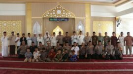 Foto Bersama usai Salat jumat di Masjid Al Sobirin Desa Poyowa Kecil, foto Istimewa