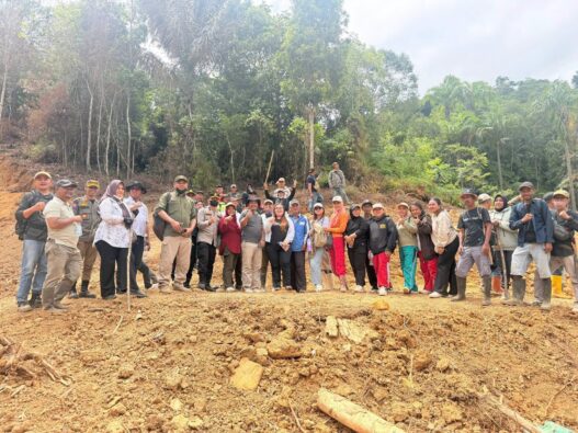 Tim Terpadu Pemkab Boltim Saat Meninjau Lokasi Mintu (Foto  Gisel)