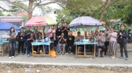Kapolres Kotamobagu foto bersama usai bincang ringan dengan warga di warung kopi